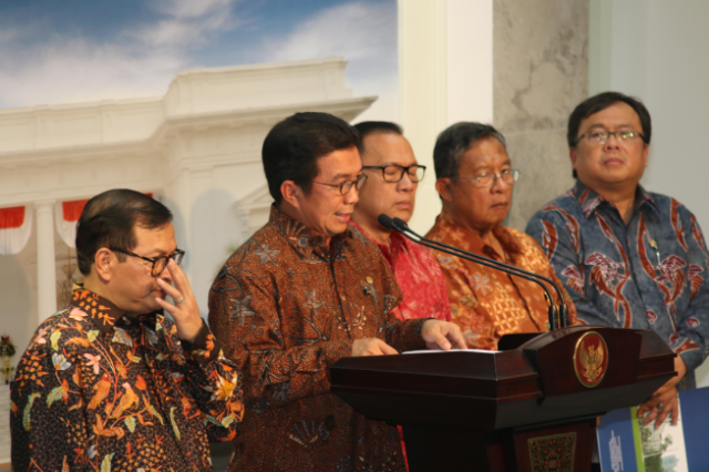 Hadir dalam Pengumuman Pekt Kebijakan Ekonomi Jilid V : Menko Maritim Rizal Ramli (tidak nampak), Seskab Pramono Anung, Ketua Otoritas Jasa Keuangan (OJK) Muliaman Hadad, Gubernur Bank Indonesia (BI) Agus Martowardojo, Menko Perekonomian Darmin Nasution, Menteri Keuangan Bambang Brodjonegoro.