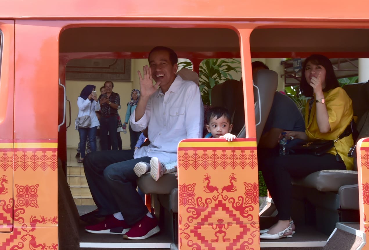 Ajak Cucu Ke Tmii Presiden Kenalkan Berbagai Spesies Burung