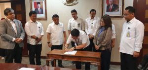 Penandatanganan Pakta Integritas karyawan Kantor Staf Presiden. 