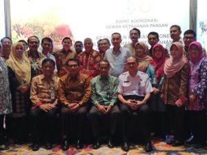 Kepala Staf Kepresidenan Dr.Moeldoko bersama dengan peserta Rapat Koordinasi Dewan Ketanahan Pangan