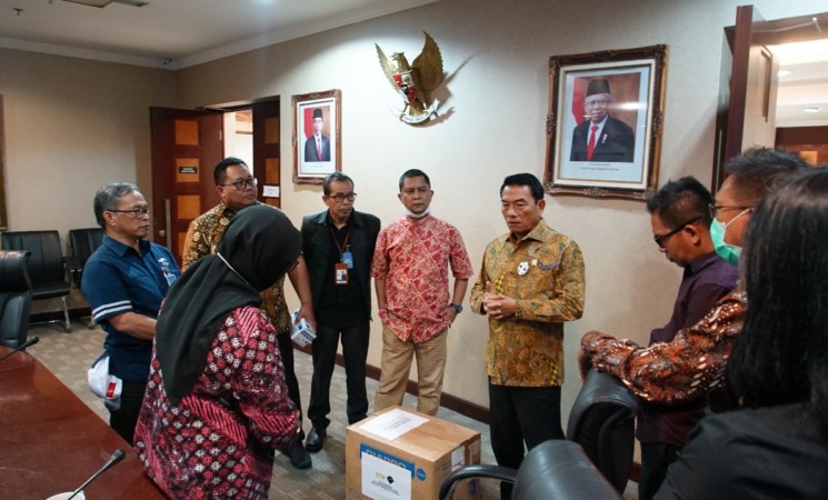 Moeldoko Serahkan Masker Bagi Wartawan