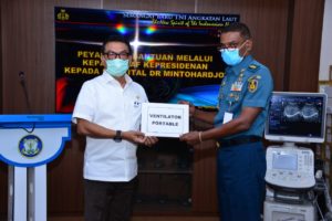 Kepala Staf Kepresidenan Dr. Moeldoko serahkan bantuan alat kesehatan untuk 13 rumah sakit rujukan COVID_19