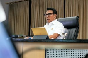 Kepala Staf Kepresidenan RI Dr. Moeldoko saat memimpin Rapat Koordinasi Rencana Produksi Ventilator Dalam Negeri di Situation Room Bina Graha, Jakarta pada Rabu (15/4).