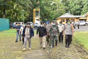 Caption: Kapolda Papua Bersama Pangdam XVII/Cenderawasih dan Kabinda Papua Melakukan Peninjauan Pos PAM Terpadu TNI-POLRI di Area PT.FI Kuala Kencana Kabupaten Mimika