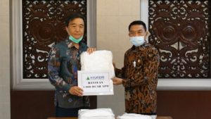 Kepala Staf Presiden Dr. Moeldoko menerima bantuan simbolis 5000 apd dari Chief Representasi Hyundai Engineering, Paik Song Hyun